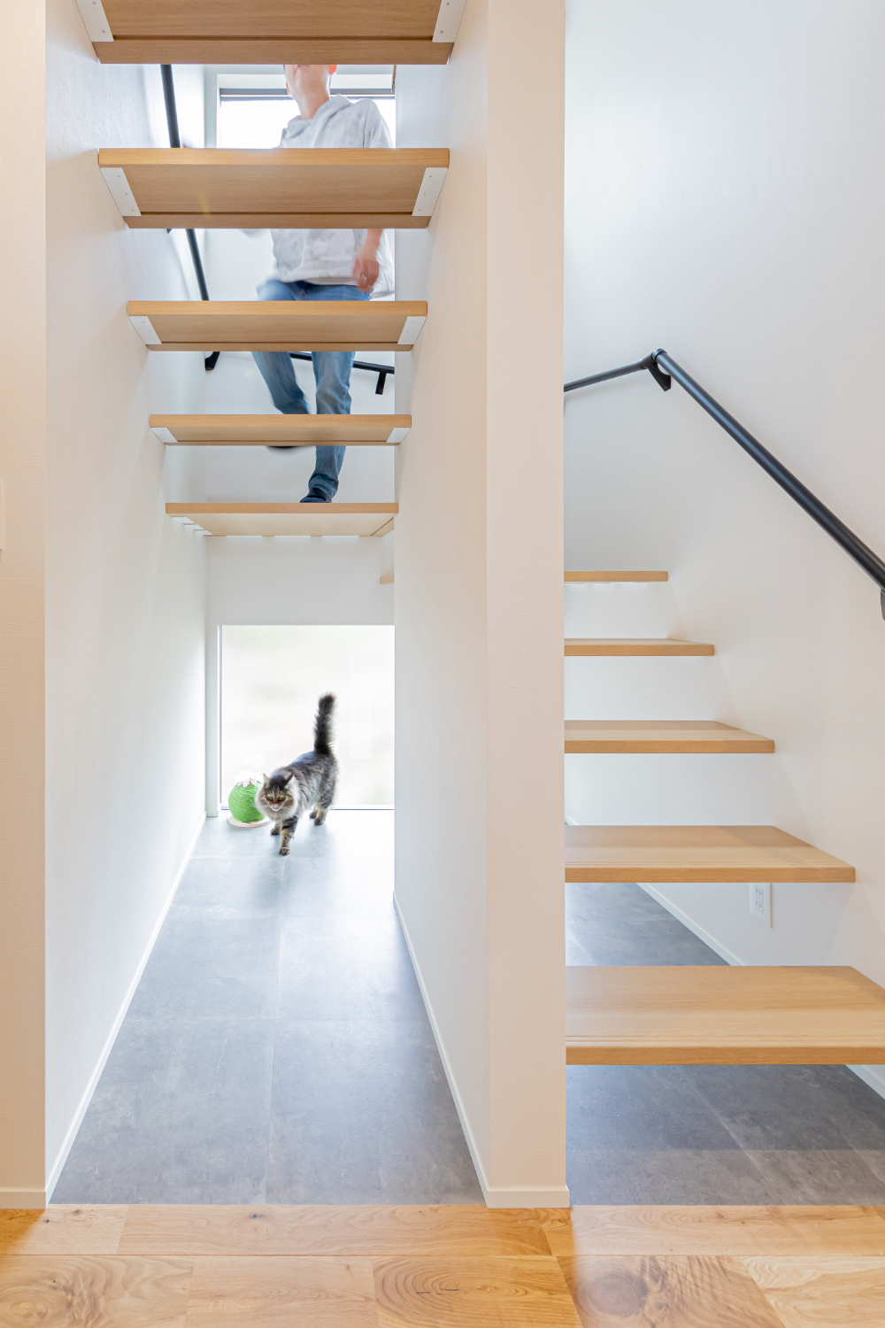 デザイン注文住宅アメリカンテイスト×光と風の家　35.31坪・明るい階段