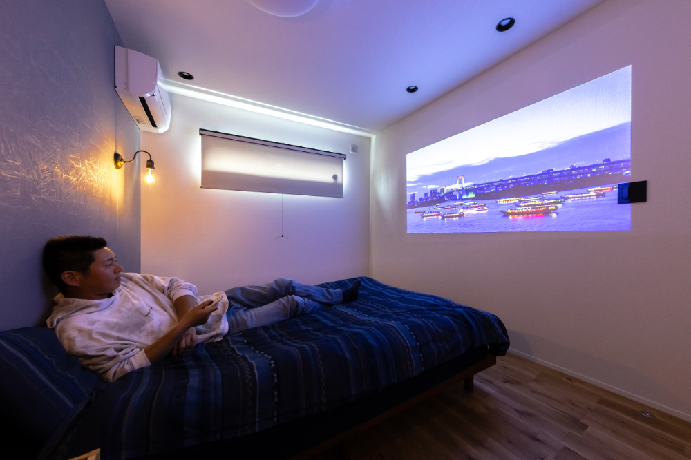 デザイン注文住宅アメリカンテイスト×光と風の家　35.31坪・プロジェクターのある寝室