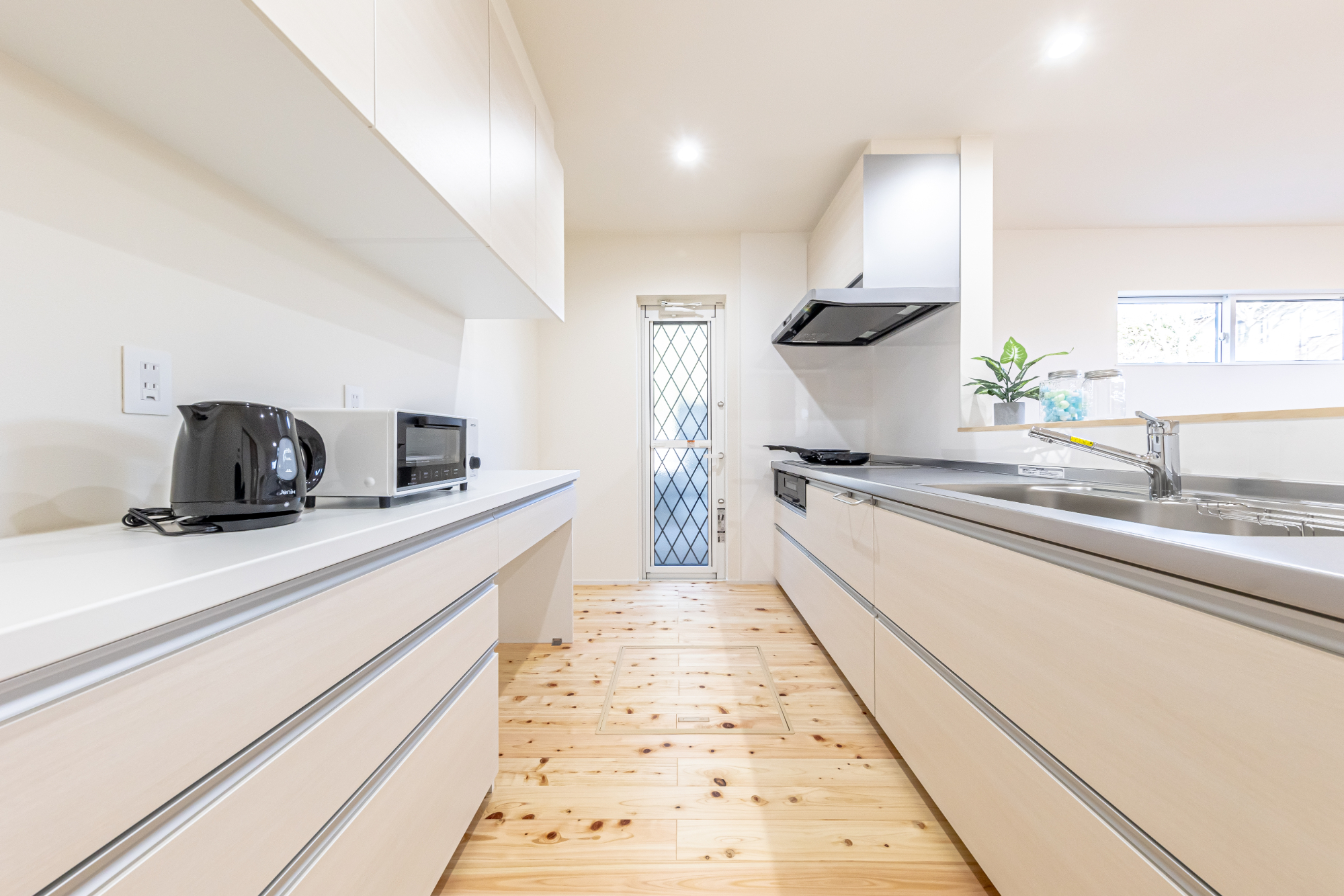デザイン注文住宅大屋根×くつろぎの家　22.54坪・白を基調としたキッチン